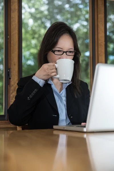 Mulher com laptop e café — Fotografia de Stock