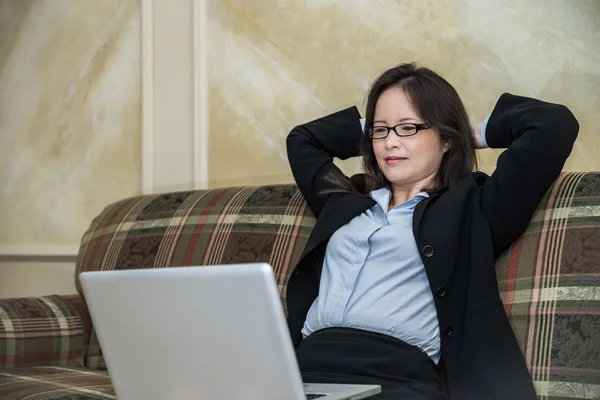 Kadın kanepe üstünde laptop — Stok fotoğraf