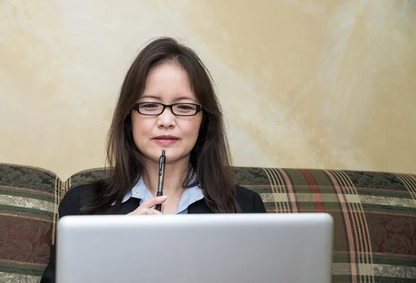 Kvinna med laptop på soffa — Stockfoto