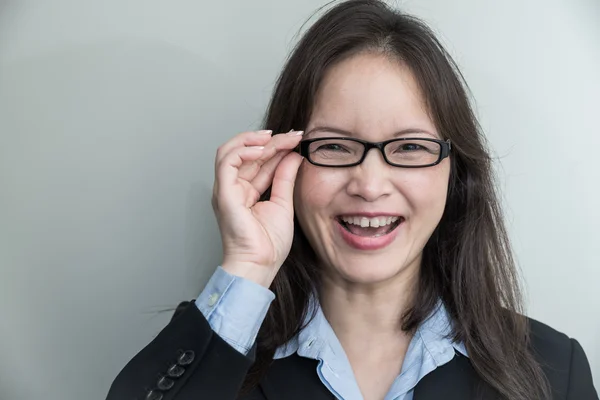 Mujer con gafas sonriendo — Foto de Stock