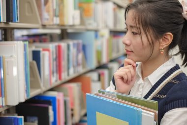 kitap rafı arayan kadın