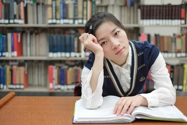 Estudiante con libro de texto abierto profundo en pensamiento —  Fotos de Stock