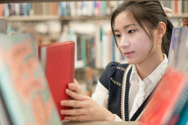 kırmızı kitap toplama kız