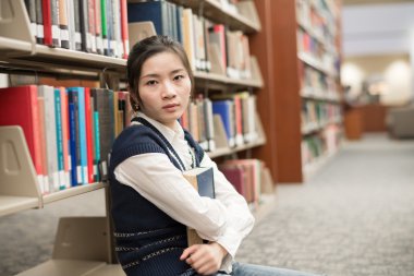 kitap katta oturan kız