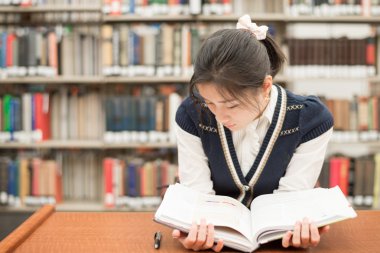 kitaplığındaki kitap okuma öğrenci