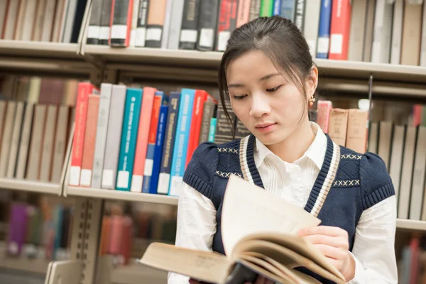 Mädchen sitzt auf dem Boden und liest Buch — Stockfoto