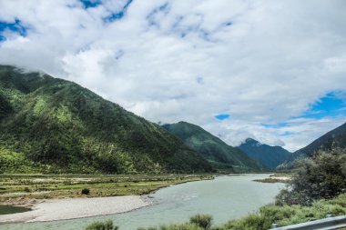 Göl bulut ve dağlar ile peyzaj