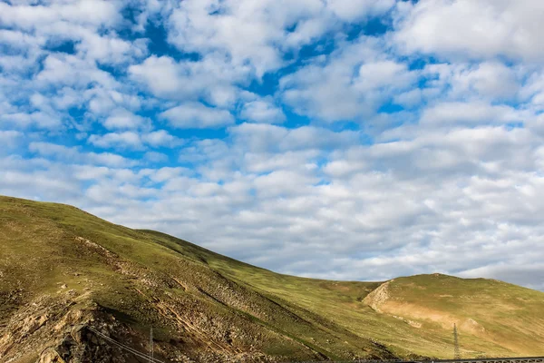 Photographie de paysage avec chaînes de montagnes — Photo