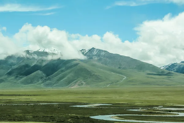 Montanhas de neve com nuvens — Fotografia de Stock