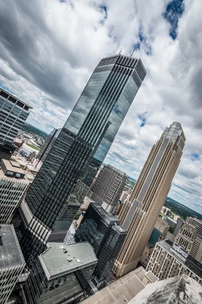 Downtown minneapolis en omringende stedelijke — Stockfoto