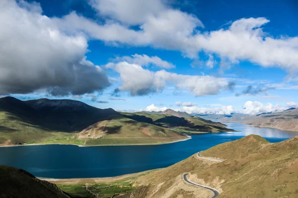 Paesaggio con nube di lago e montagne — Foto Stock