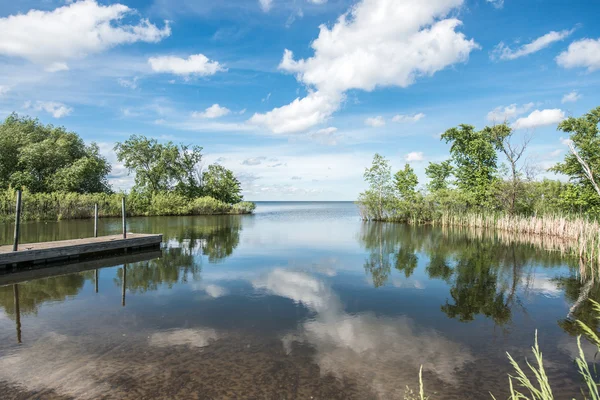 Landschap met vijver en dok — Stockfoto