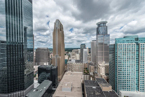 Downtown minneapolis en omringende stedelijke — Stockfoto