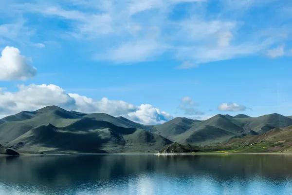 Пейзаж с облаком озера и горами — стоковое фото