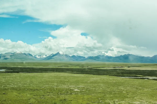 Montagnes enneigées avec nuages — Photo