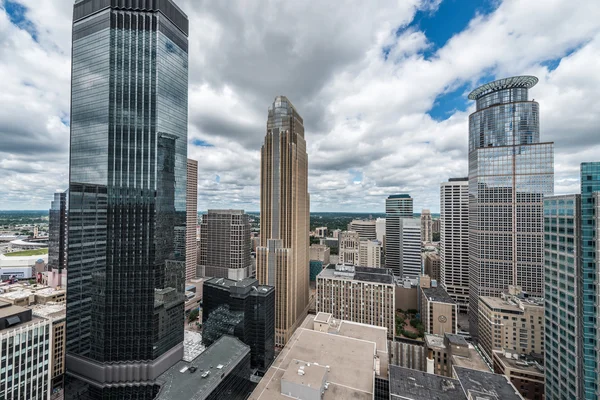 Innenstadt von Minneapolis und umliegende städtische Stockbild