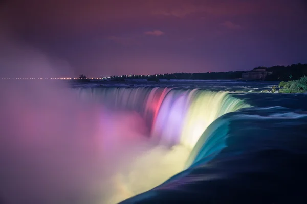 Niagara fällt nachts mit Lichtern lizenzfreie Stockfotos