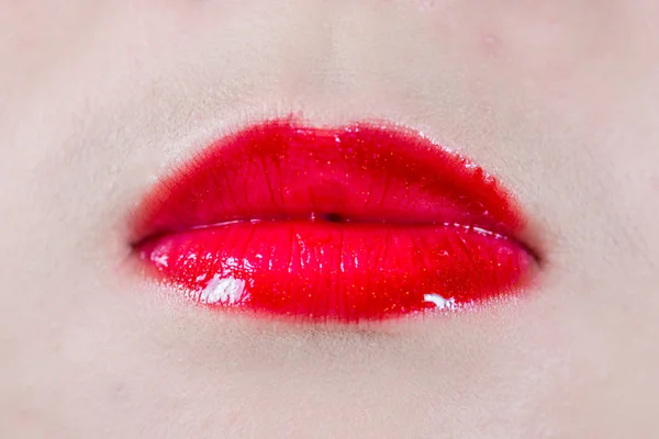 Labios de mujer con lápiz labial — Foto de Stock