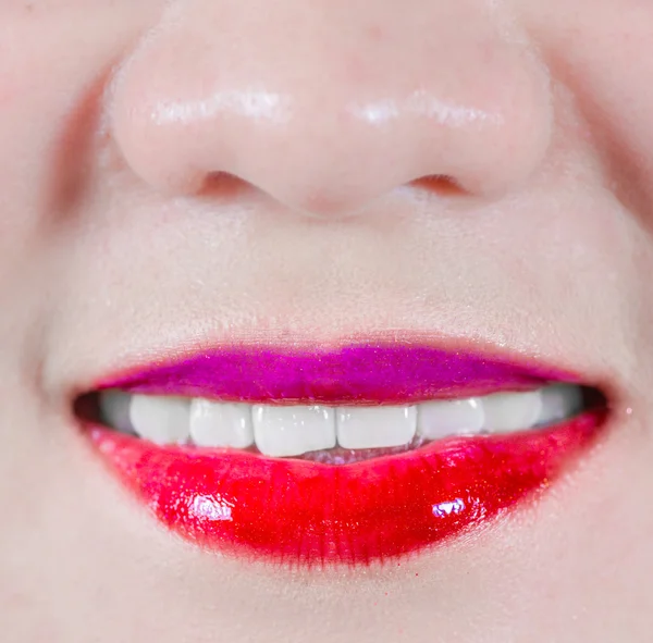 Žena rty s úsměvem a make-up — Stock fotografie