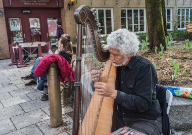 quebec city gerçekleştirme sokak sanatçı