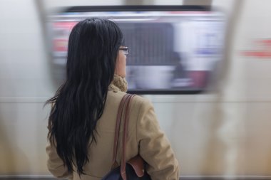 Metro istasyonunda bekleyen kadın