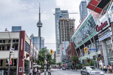 Şehir merkezindeki cadde görünümü toronto