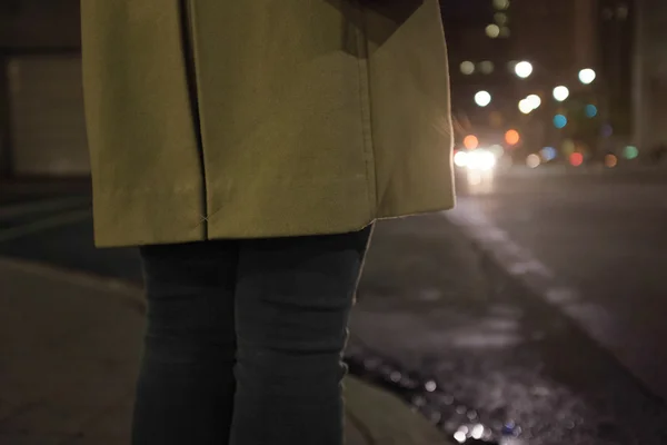 Mujer de pie en la intersección — Foto de Stock