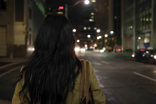 Woman standing at intersection — Stock Photo, Image