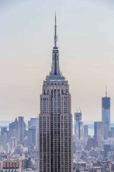 Empire State Building con sus alrededores —  Fotos de Stock