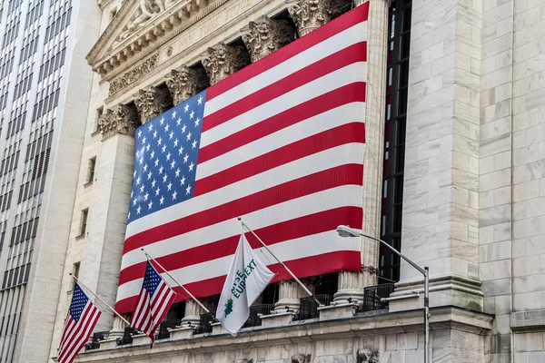 ニューヨーク証券取引所でアメリカの国旗 — ストック写真