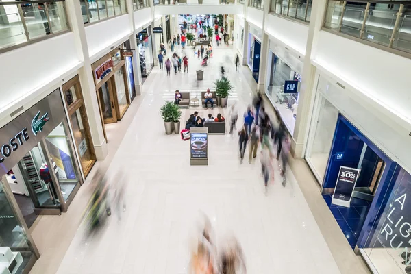 Drukke gang in mall of america — Stockfoto