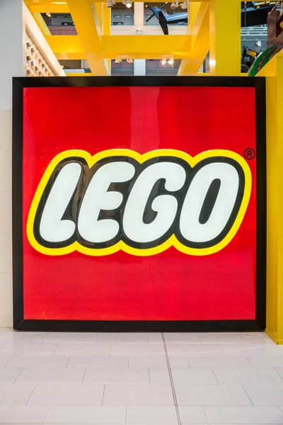 Grand logo Lego dans le centre commercial de l'Amérique — Photo