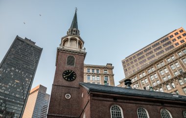 eski ve modern binalar bir şehir içinde