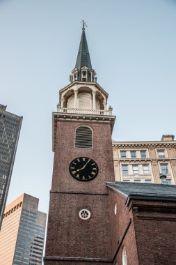 eski ve modern binalar bir şehir içinde