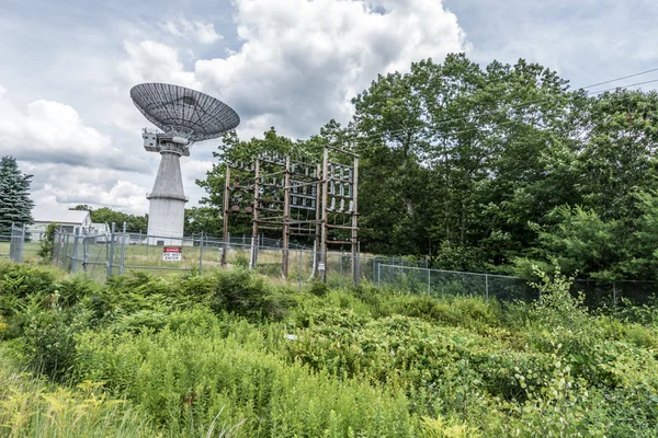 Radar station during sunny day — Stock Photo, Image