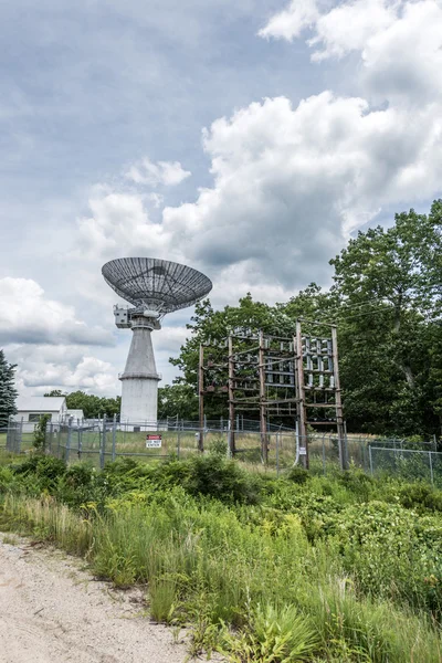 Radar station during sunny day — Stock Photo, Image