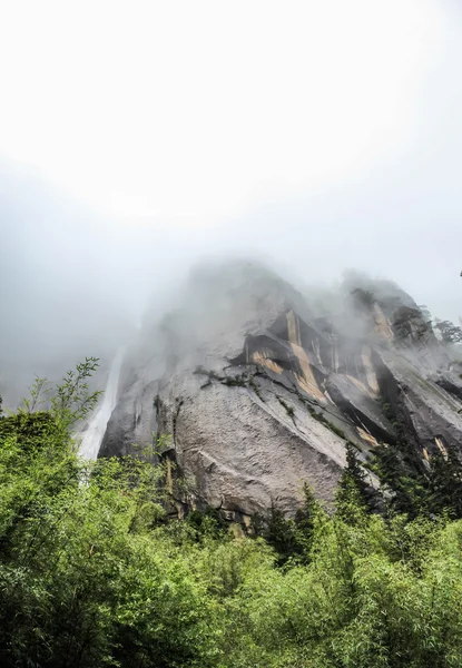 Mountain during a foggy day — Stock Photo, Image