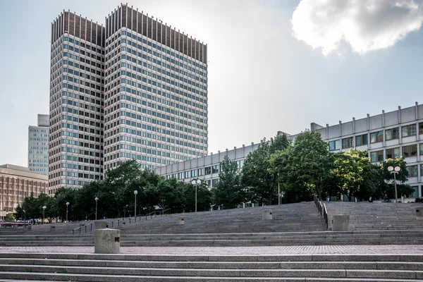 yüksek binalar ile bir şehir manzarası