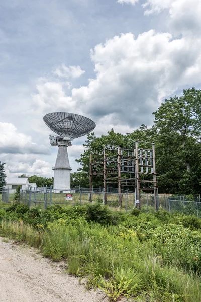 Stacja radarowa w słoneczny dzień — Zdjęcie stockowe