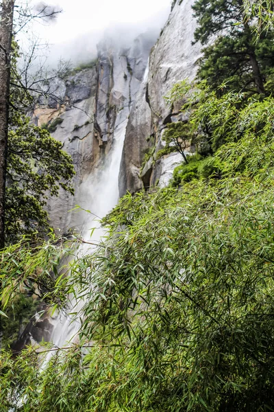 Cachoeira durante um dia nebuloso — Fotografia de Stock