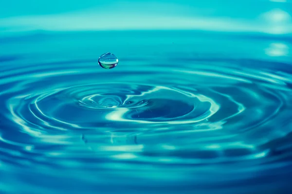 Bir damla suya çarpma anında