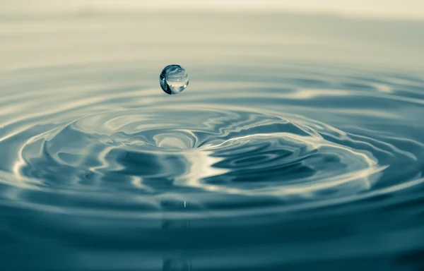 Impact instantané d'une goutte d'eau — Photo