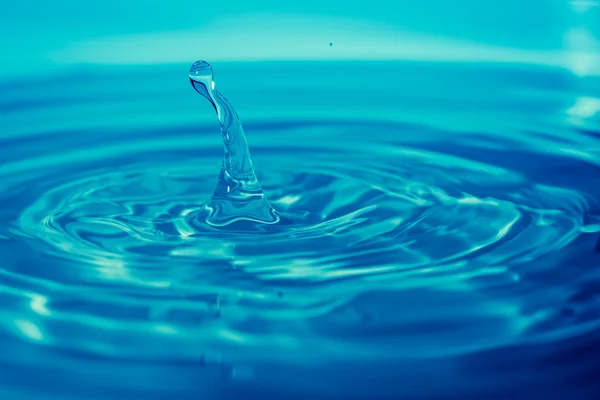 Impact instant of a drop of water — Stock Photo, Image