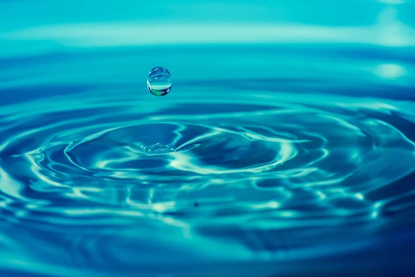 Inslagmoment van een druppel water — Stockfoto