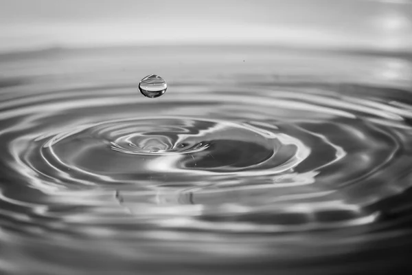 Impact instant of a drop of water — Stock Photo, Image