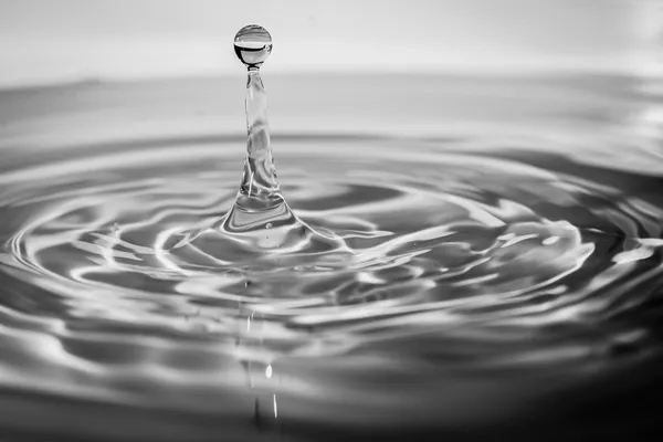 Impact instantané d'une goutte d'eau — Photo