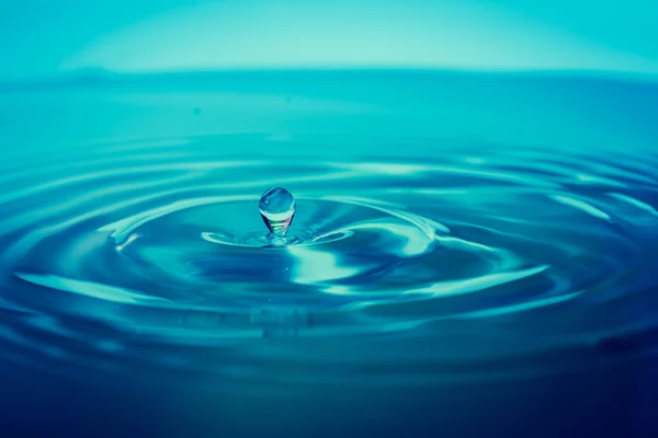 Impact instant of a drop of water — Stock Photo, Image