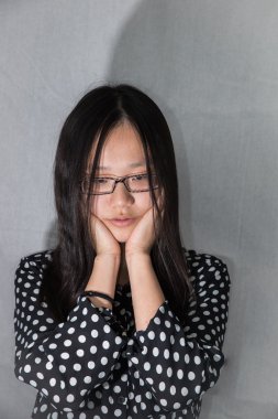 depresif kız yüzünü holding