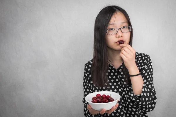 Mädchen isst eine Schüssel Kirsche — Stockfoto