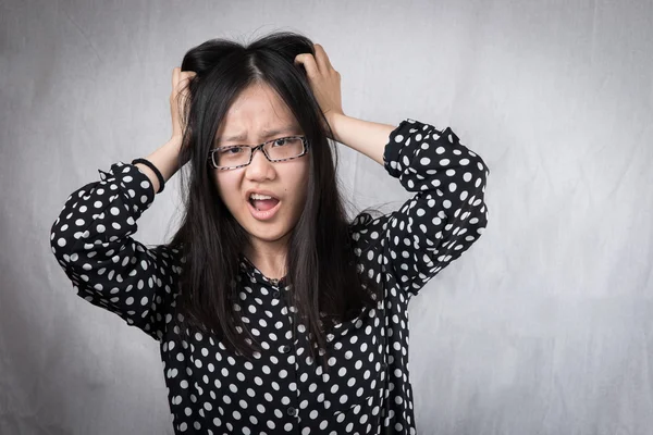 Chica tirando de su pelo en la frustración — Foto de Stock